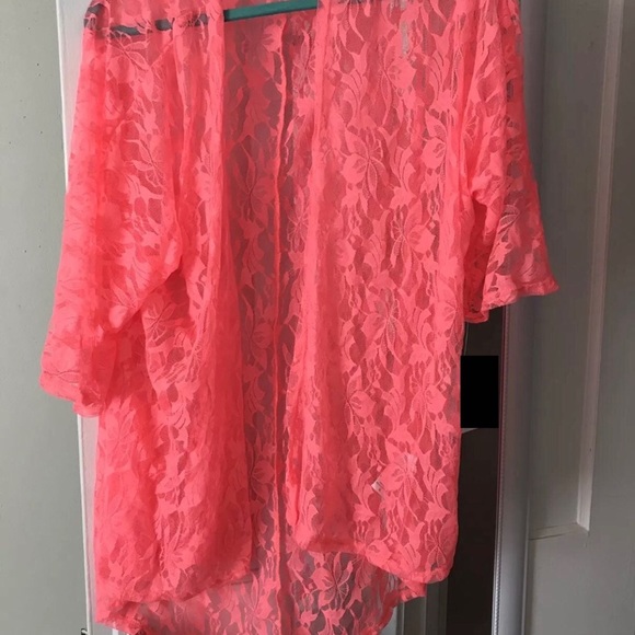 Lularoe Lindsay Top | RETIRED | 🎁 w/all orders! - Picture 1 of 3